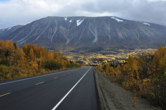 A magnífica paisagem na estrada entre Haines Junction, no Canadá e a fronteira com o Alaska